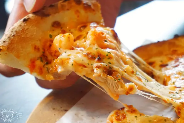 ※ 薄多義義式手工披薩(公益店) ※【星羽愛美食-台中南屯】台南名店強勢來襲，彷彿置身歐洲街道逛街用餐，中價位CP值高，炸小卷莎莎和香蕉巧克力超級美味~