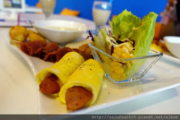 【愛評網口碑券】台中北區｜輕巧的午茶樂章　SifaSo Cafe 發菓咖啡：輕食烘焙 藍白希臘風情的寵物友善餐廳