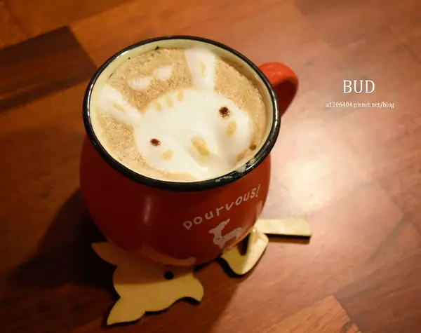 食。高雄新興超好吃手工厚鬆餅還有衣服飾品的咖啡店。雨小路咖啡