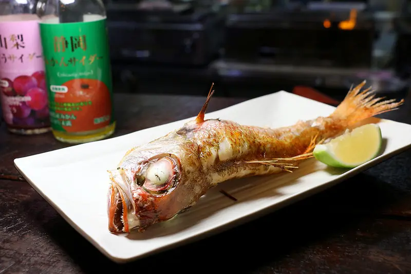 台北。中山～忠孝新生聚餐燒烤。濱江市場新鮮魚貨。好像回家般親切的居酒屋～老呂串燒鹽烤（捷運忠孝新生站）（光華商場旁）