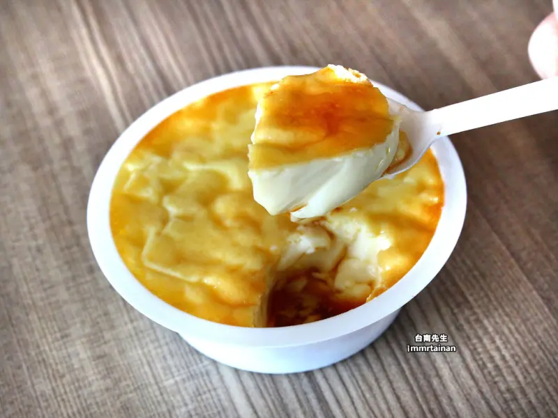 台南布丁／傳統古早味手工製作／每日限量晚來吃不到／自行熬煮焦糖／新鮮雞蛋+高品質鮮奶製成／不用鮮奶油、奶粉、糖漿／甘甜不膩口美味無負擔