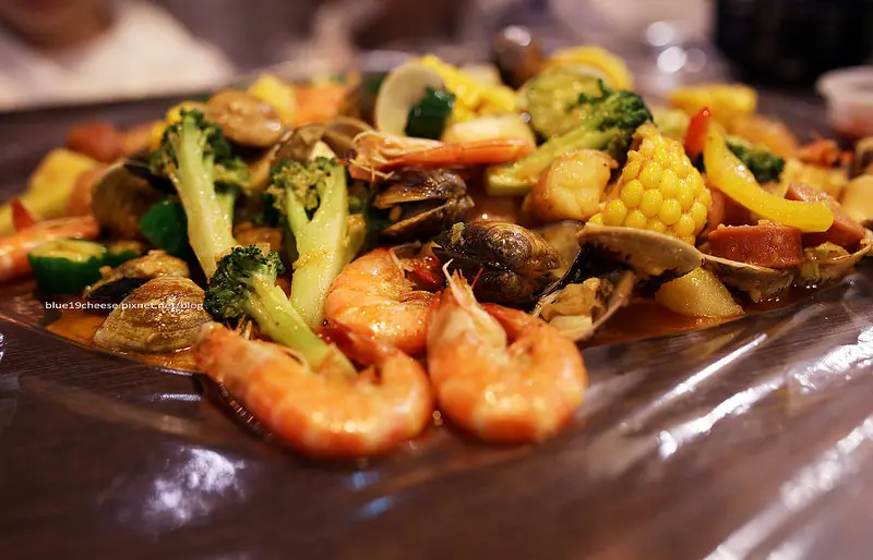 【台中西屯】神奇艾米美式麻辣海鮮Amazing Amy - 全台中第一家美式麻辣海鮮餐廳.穿圍兜兜戴手扒雞手套直接抓取桌上海鮮豪邁新奇又趣味隨興.小孩吃的開心.朋友聚會地點.宵夜美食.來自紐澳良吃法.