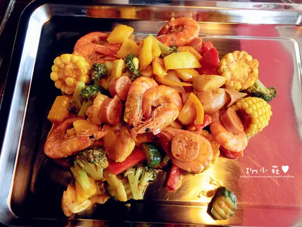 Amazing Amy神奇艾米美式麻辣海鮮。台中第一間美式麻辣海鮮餐廳!穿上圍兜兜戴上手套直接用手抓著吃!經典套餐份量豐盛!