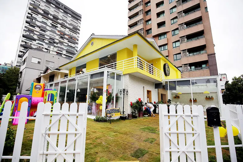 【台中西區】抱抱廚房 - 美術園道親子友善餐廳.溜滑梯沙坑塗鴉黑板童書玩具.哺乳室尿布台飲水機.黃色明亮庭院建築.早午餐沙拉.青醬雞肉麵和豬腳都不錯.朋友聚會同學會.8/8開幕工作流程已經滿順了