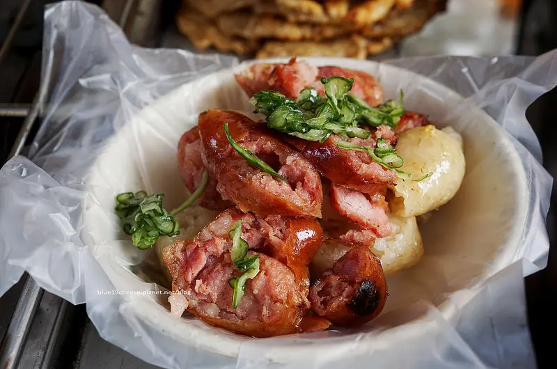 【彰化美食】無名香腸攤炭烤黑輪伯 - 在地45年好吃的巷弄三輪車小吃.點餐時請用比的.香腸加糯米必點.黑輪香酥.曉陽路208巷.食尚玩家彰化美食奇聞追追追報導.附近有丁丁藥局.巷子口愛貝兒診所