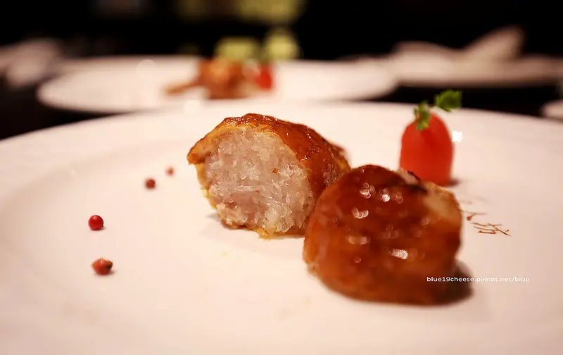 【高雄前金】漢來名人坊 - 香港米其林二星名人坊進駐高雄漢來大飯店.隱世廚神鄭錦富師傅親自坐鎮.燕窩釀鳳翼.脆皮妙齡鴿.富哥招牌炒飯.網通腸粉.叉燒包必點好吃