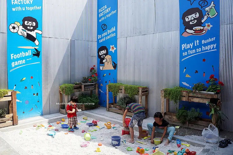 【台中西屯】披薩工廠 中科店 Pizza Factory - 唯一有沙坑的披薩工廠.親子友善餐廳.音樂夠大聲.適合有小孩的家庭朋友聚餐XD