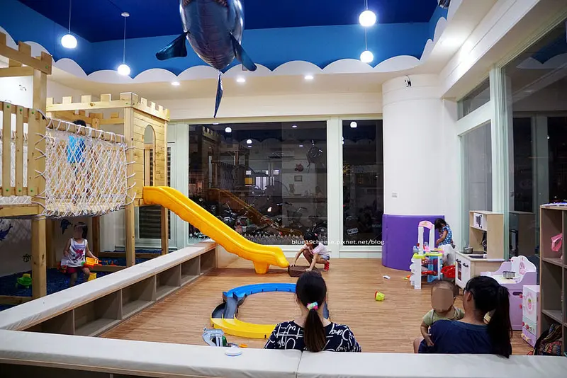 【台中北屯】童遊食堂 - 海洋般琉璃沙坑.遊戲區車車區.溜滑梯扮家家酒軌道車.自助式沙拉吧.進入遊戲區大人小孩請穿襪子
