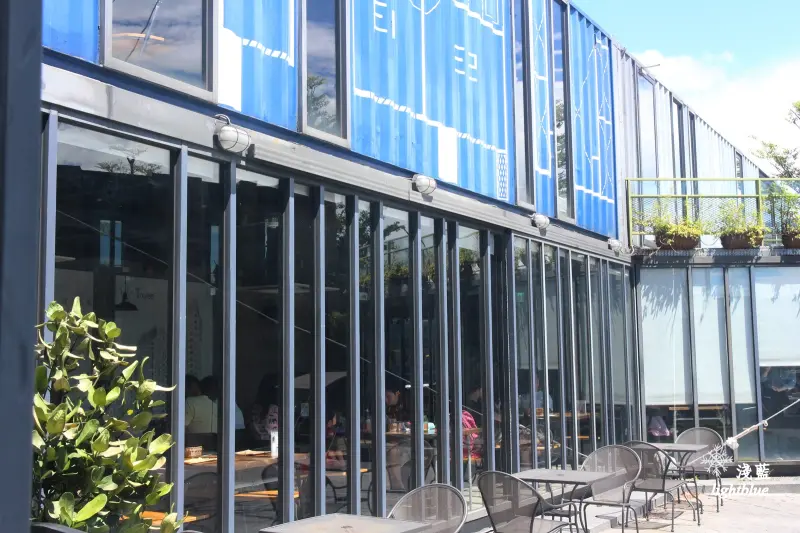 [ 內湖美食 ] 淺藍 × ERC Cafe 阿達阿永咖啡廳～藍色貨櫃玻璃屋外拍聖地卻有放山雞