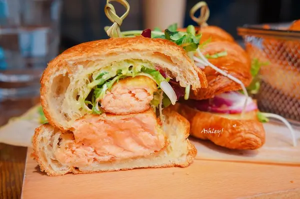 ERC Cafe阿達阿永咖啡廳 X 堤緣雞塢|台北內湖工業風貨櫃屋咖啡廳．達永建設旗下餐飲飲品牌．咖啡輕食下午茶．台式養生簡餐．超夯打卡拍照勝地