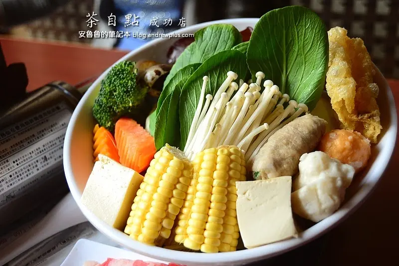 茶自點成功店-喝茶聊天瓜子隨你嗑,吃個火鍋醫肚餓,三五好友一起茶自點@桃園市桃園區/茶飲/套餐/聊天/桌遊/套餐/鴛鴦火鍋/桃園美食推薦/茶自點桃園成功店
