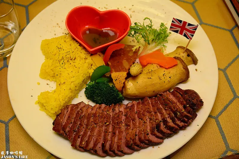 【台中│美食】東海藝術街美食，鴨胸排先煎後烤，鎖住肉汁份量多，茴香菇汁鍋養生又美味。故事咖啡館