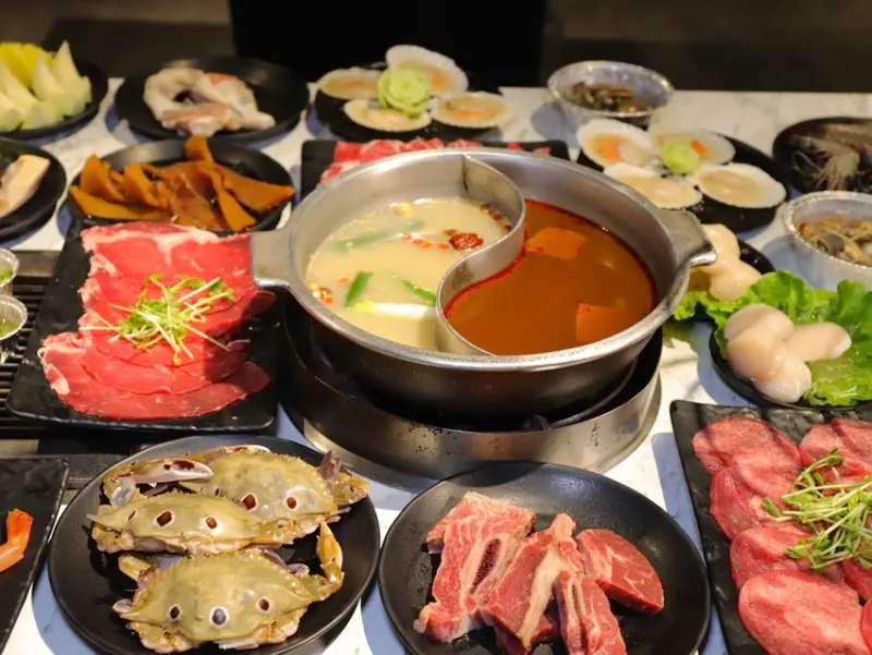 麻辣風暴北門直營店-台南頂級旗艦店新開幕：台南高cp吃到飽/麻辣火鍋X頂級燒烤 雙重享受/全新菜色新上市.嚴選安格斯牛肉.森野憨豬.七股活蝦.三股蛤蜊.鮮蚵海鮮肉品任你吃到飽.還有狸小路蛋糕.泰國明星