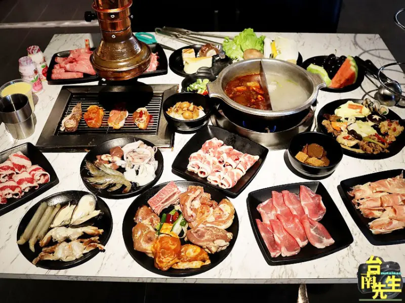 台南火烤兩吃吃到飽／上百種自助吧食材／9種湯頭鴛鴦火鍋／祖傳秘方麻辣鍋／精心燉煮老母雞／大骨熬湯不用高湯粉／還沒開門就排隊／開門半小時內客滿／挑戰業界最高CP值