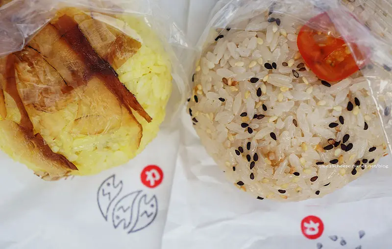 【台中西區】力飯丸 - 美食大肚腩.行動腳踏車飯丸店.茶香冷食.沒想到冷的飯糰也不錯耶!經典熊貓乳酪黑肉醬.還有假日限定的沙茶柴魚.假日勤美術館對面.平日龍邦世貿雙子星和國泰公益大樓