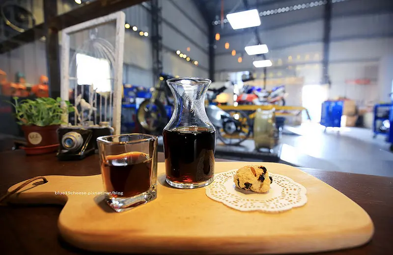 【台中大里】Elk Cafe 路,鹿咖啡 - 台中重機偉士牌改裝咖啡館.立德實業.單品汽泡飲拿鐵奶茶和ROCK BUN.店狗蹦蹦.有2015年偉士牌改裝第二名.六順橋和內新橋.快速道路74下