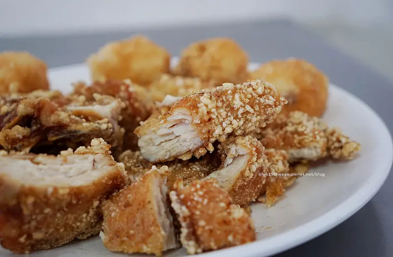 【台中西區】麻辣大腸麵線 - 30年老店.搬至廣三SOGO側門對面小巷中.平價老店美食小吃.常見櫃姐.大腸麵線雞排花枝丸.店家特製辣菜脯必加.過癮!