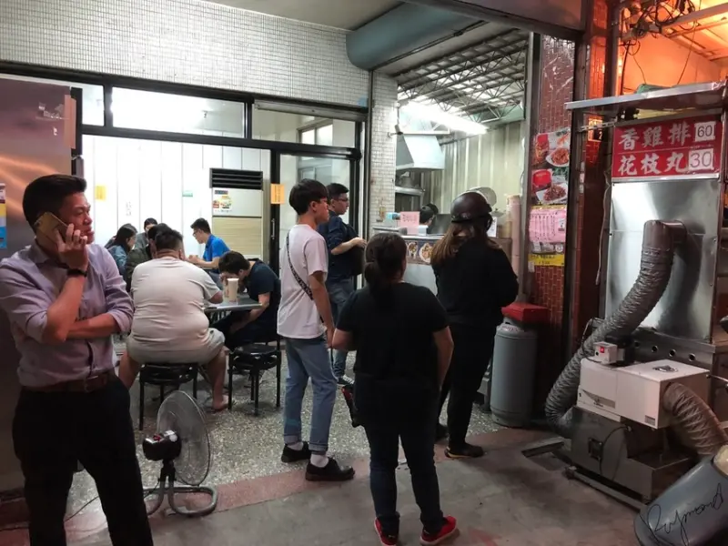 ＝台中美食＝  廣三sogo旁 麻辣麵線.香雞排.花枝丸 /  超人氣巷弄小吃  / 老闆，菜單全部來一份！