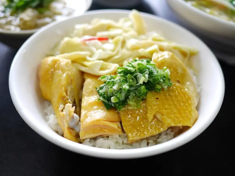【新竹美食】東門文昌雞飯，人氣超夯新竹必吃美食小吃。必吃文昌雞肉飯、雞絲飯、滷肉飯，內用冷氣開放中。