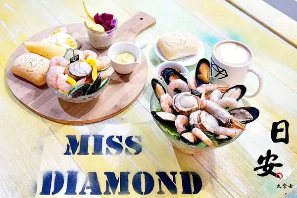 [食記] 是輕食早午餐店、咖啡店，也是時尚服飾店 ♡Miss Diamond x Diamond Cafe♥ 陪逛街再也不無聊了！☺ 內湖早午餐店/內湖咖啡店/內湖咖啡廳/內湖甜點/內湖輕食/內湖韓國