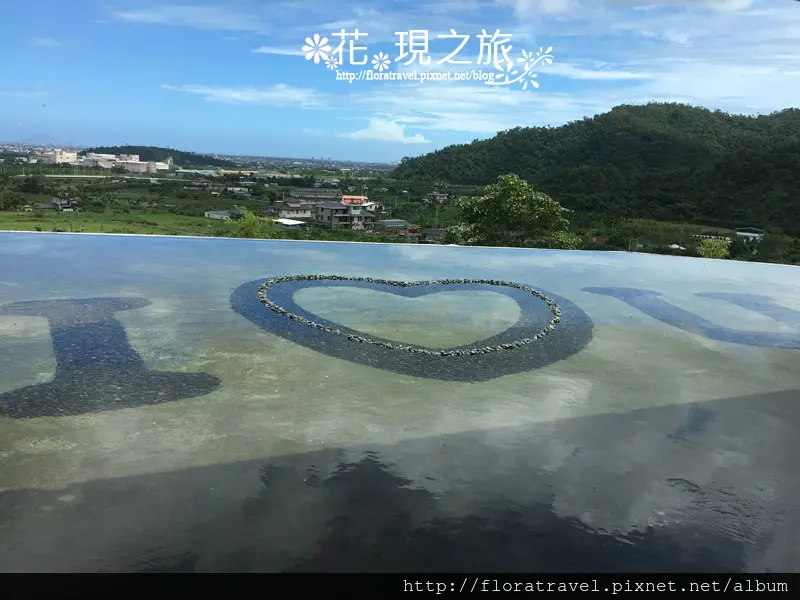 宜蘭景點推薦│【寵物友善】冬山鄉龍座咖啡│I LOVE YOU無邊際池畔＆雙心石滬，實在美得不像話，怎麼拍都好看，讓心靈放假的好地方！