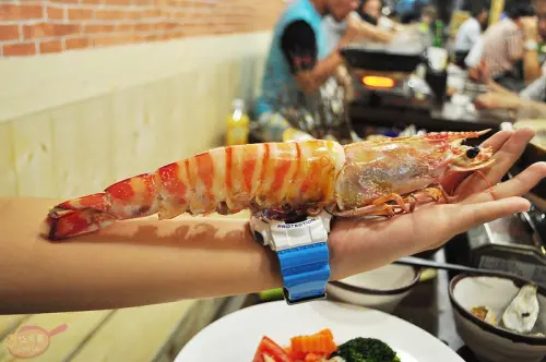 リ味館。隱身南屯黎明黃昏市場的日式料理。10/28食尚玩家推薦! 生鮮水產+現烤海鮮，還有秋冬必點海鮮砂鍋，暖心更暖胃