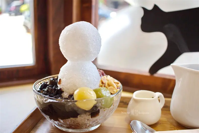 「台中南屯」波屋BORU BORU日式刨冰烤糰子-台中冰推薦!情侶與親子的新據點-DIY炭火慢烤丸子,經典日式蕨餅配茶剛好! 好吃好玩的雪人刨冰 燒刨冰  創意吸睛  融化少女心!