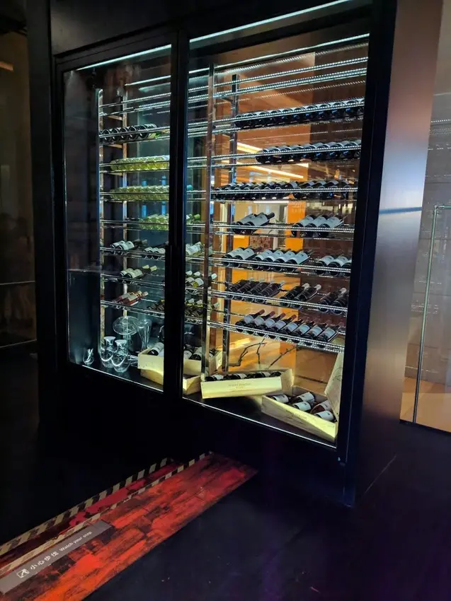 台北信義-[Just Grill] 信義誠品樓上，晶華酒店旗下品牌，靠窗座位美麗夜景，多彩沙拉吧菜色多樣新鮮美味，服務周到體貼，慶生聚會推薦牛排餐廳