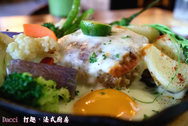 【台南.東區】Dacci 打趣，法式廚房。早午餐.法國菜：法國小酒館氛圍內的早午餐~