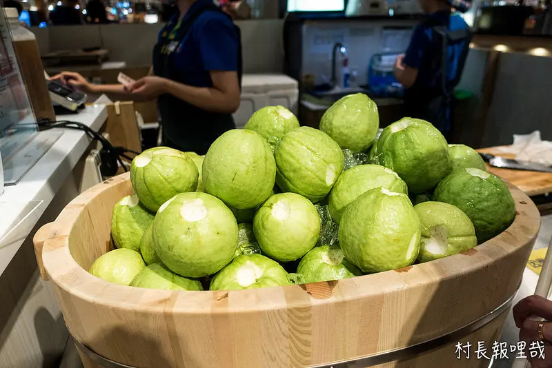 【食記】｛台南。中西區｝花園夜市、大東夜市最有人氣的全佑甘草芭樂 (新光三越西門店)