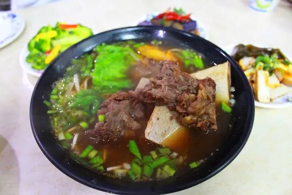 【男子吃吧】竹園牛肉麵，台北車站西門町桃源街，招牌紅燒牛肋排麵牛大骨蕃茄湯頭，台北當地人才知道的隱藏版牛肉麵店。