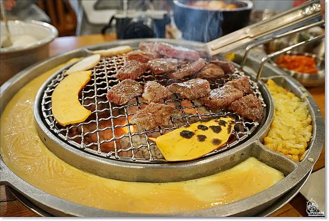 『台中。北區』姜虎東678白丁烤肉-目前全台唯一直營旗艦店在台中，正宗韓式口味、桌邊代烤服務，裝潢、醬料、烤肉等都是原汁原味。推薦韓式烤五花肉口感比牛肉優，台中終於也吃的到正宗直營韓式烤五花肉！