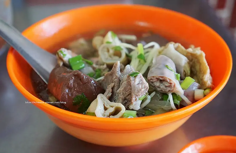 【台中豐原】阿發炒麵豬血湯 - 巷弄隱藏老店.綜合湯滿滿料.豐原炒麵各有喜好
