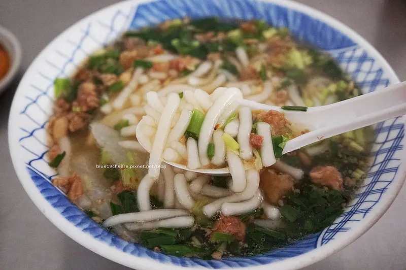 【台中豐原】墩腳米苔苜 - 米苔目冰.鹹米台苜.冬季有蚵嗲.過年有年糕、發糕及菜頭糕.在地60幾年老店純手工製作.中正路豐原墩腳青草店和小天使和大街尾福德祠中間巷子進去.國豐麵包對面.葫蘆墩遺址小公園