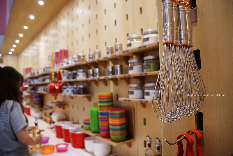 【台中西屯】自己做 烘焙聚樂部 No.2 二店 - 自己做蛋糕.生日節日蛋糕禮物.好玩有趣成功機率大小小成就感.手作店零售店.無法接待15歲以下小朋友喔!全聯隔壁.近澄清醫院.中科商圈