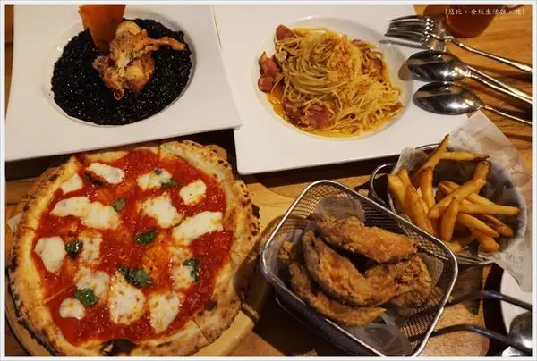 [台中|南屯區 公益店。歐洲一條街Bite 2 eat。薄多義義式手工披薩] 