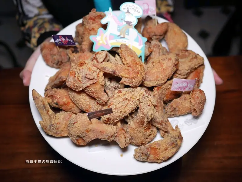 【台中美食】薄多義手工披薩(台中公益店)，幾歲生日就送幾隻雞翅！推薦必吃餐點榛果巧克力比薩，佛卡夏麵包，義式彩椒野菇燉飯，壽星慶生餐廳推薦，公益路美食餐廳推薦。