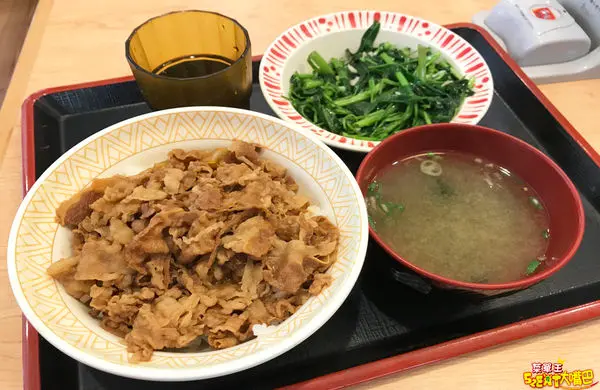 台北南陽街美食日本牛丼餐廳》すき家菜單價位大公開！日本最大超人氣連鎖牛丼終於來台了～推薦 蔥溫玉牛丼、牛肉鮭魚朝食、牛丼青菜套餐。