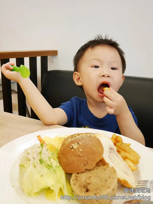 【台南食記】中西區 Domo Pann 多麼胖咖啡(府連店) ● 平價與質感兼具的舒適早午餐 ● 屁孩最愛麵包湯！ 