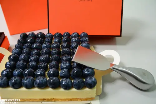 【團購│美食】蛋糕界的愛馬仕，滿滿的美利堅藍莓濃郁的乳酪，奢侈的享受，還贈送精美刀鏟。cheeseCake 1