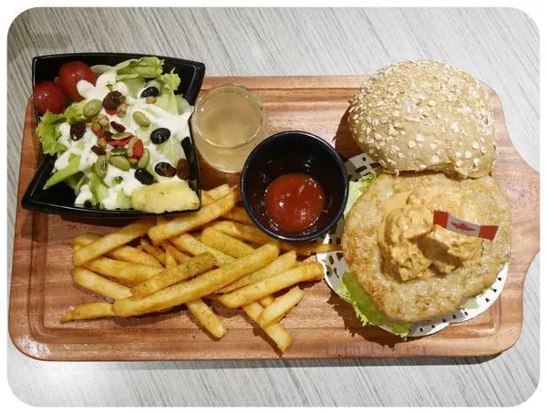 美食。餐廳│ 台北萬華區 西門町捷運站 西門町早午餐 電影街美食 first&smile 初曼咖啡 ❤跟著Livia享受人生❤