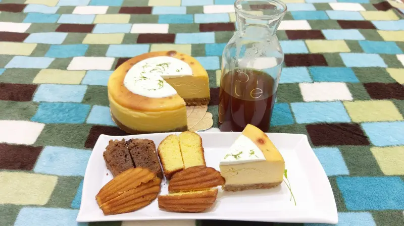 10 Square Cafe-想來個悠閒下午茶或是品嘗手工甜點嗎？  現在也能藉由宅配蛋糕、常溫禮盒  輕鬆取得              