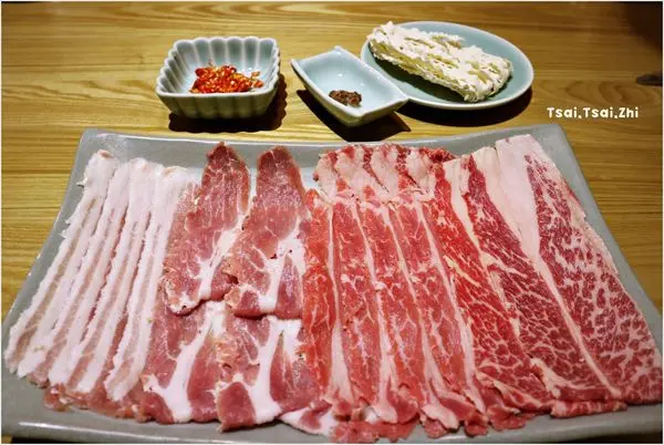 [台北松山]冷藏肉專門鍋無敵NabeMuteki(八德店)|冷藏鮮牛雙拼組合(美國Choice等級牛腹肉+Prime等級牛小排)冷藏黑豚雙拼組合(黑豚腹肉+黑豚嫩肩)、手煎蛋餃