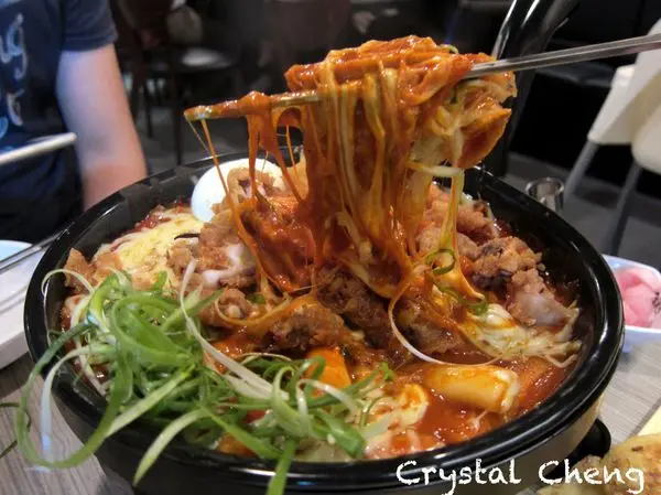 【台北美食推薦】UNCLES 魷魚大叔 超級牽絲起士魷魚火焰辣炒年糕鍋好辣可是超級過癮啊！！(東區 國父紀念館站 捷運美食)