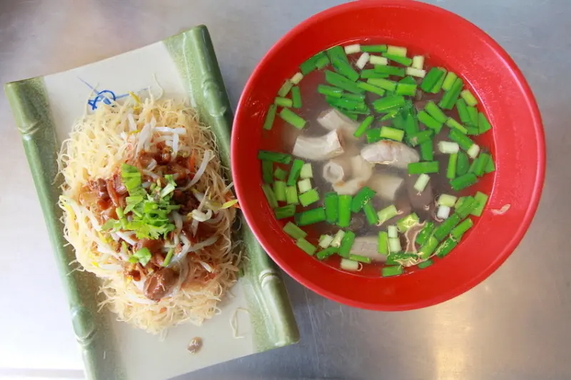 吃。台南|中西區|  台灣傳統小吃美食，也有賣鮭魚飯，整體口感中規中矩，餐點CP值稍微偏低「益仔古早味炒米粉.豬血湯」。