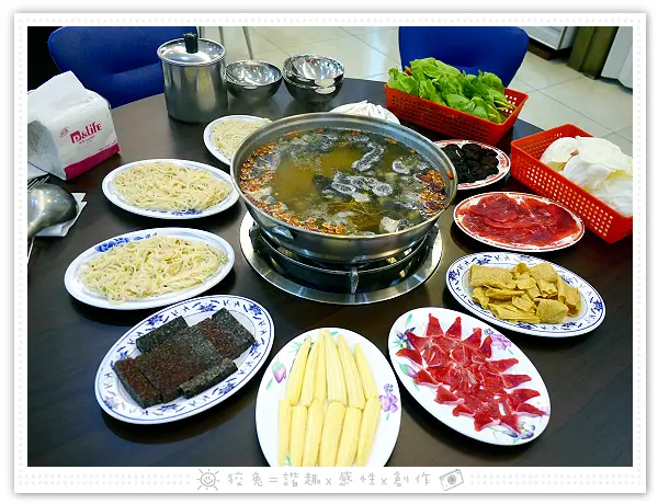 [台南食記] 食紳枸尾雞~清純系溫補火鍋新選擇！招牌三寶之有機豆皮、埔里乾香菇和鴕鳥肉！我好想打包豆瓣醬！