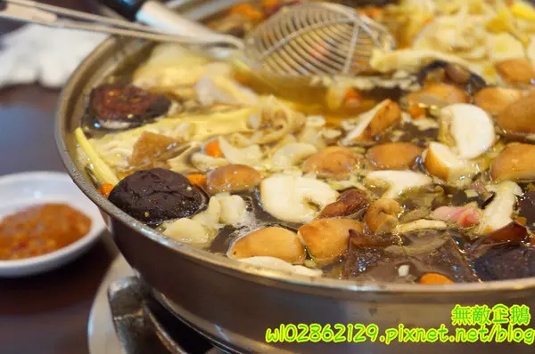 【台南-北區】養生x雞火鍋...豬油麵線/埔里香菇/鴕鳥肉/無基改豆腐《食紳枸尾雞》        
      