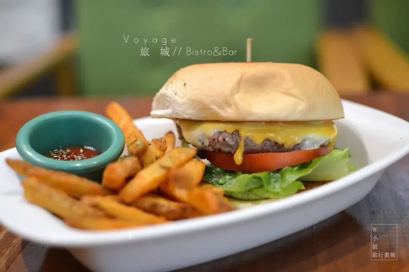 Ｗ小姐旅行畫報/ 台北食報｜旅城Voyage Bistro&Bar，下一站波特蘭站，手作漢堡大份量Ｘ正統餐車美食Ｘ美式運動酒吧，適合活動包場＃圓山站