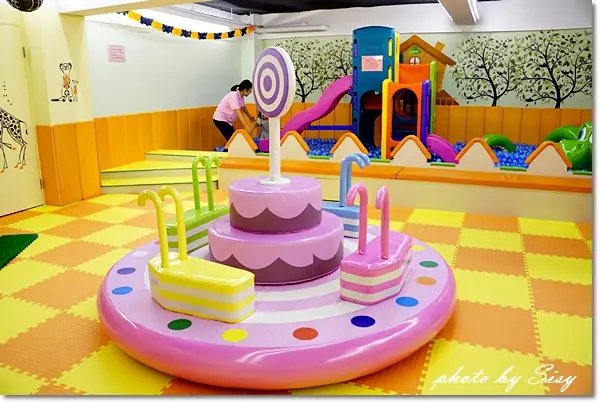 台北東區新開幕卡樂親子蔬食餐廳~有沙坑、球池溜滑梯、旋轉木馬、廚具及扮家家酒