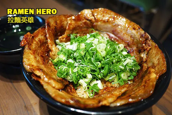 台北美食。微風信義台灣一號店【拉麵英雄RAMEN HERO】高CP值又好吃的日本拉麵◆開幕期間送北海道霜淇淋喲！        
      